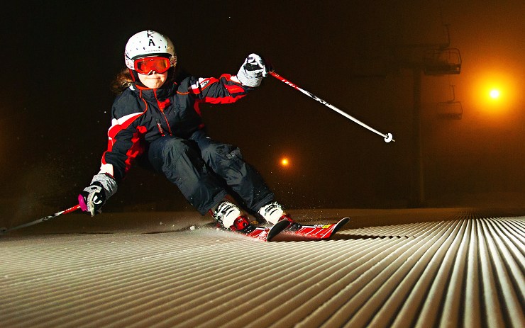 Večerní lyžování na Klínech při umělém osvětlení. Foto: www.kliny.cz